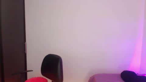 Snapshot of renata_ruiz chatting on 10-31-25, 04:02 online show from 10-31-25, 04:02