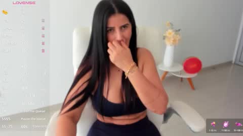 Snapshot of renata_t_ chatting on 10-17-25, 11:57 RENATA online show from 10-17-25, 11:57