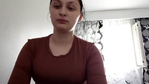 Snapshot of renayvicini chatting on 06-16-26, 10:29 Jenny online show from 06-16-26, 10:29
