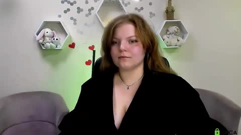 Snapshot of renesmee_sunset chatting on 09-17-25, 09:44 Sweet Renesmee online show from 09-17-25, 09:44