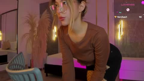 Snapshot of riley_sierra chatting on 06-12-26, 01:10 Riley Sierra online show from 06-12-26, 01:10