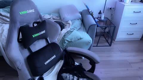   DianaBrite            fansl y online show from 02-07-25, 12:28