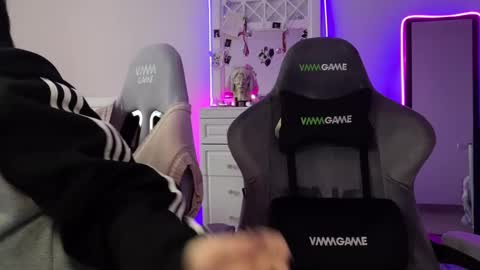   DianaBrite            fansl y online show from 02-09-25, 12:19