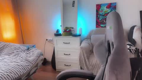   DianaBrite            fansl y online show from 06-04-26, 12:55