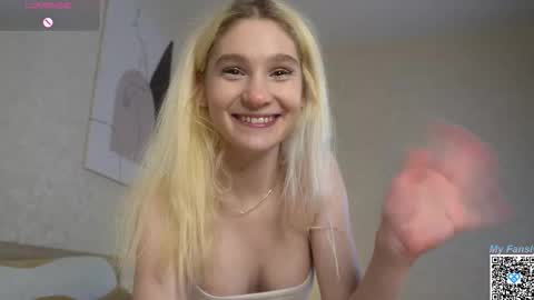 Snapshot of risingdawnn chatting on 10-15-25, 01:50 Flora online show from 10-15-25, 01:50