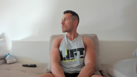 Snapshot of roberto4ever chatting on 06-09-26, 04:57 roberto4ever online show from 06-09-26, 04:57