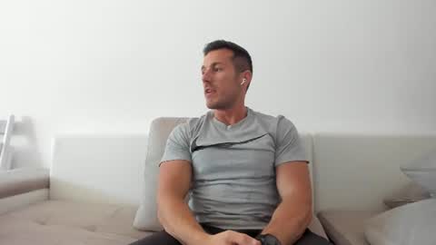 Snapshot of roberto4ever chatting on 06-16-26, 11:02 roberto4ever online show from 06-16-26, 11:02