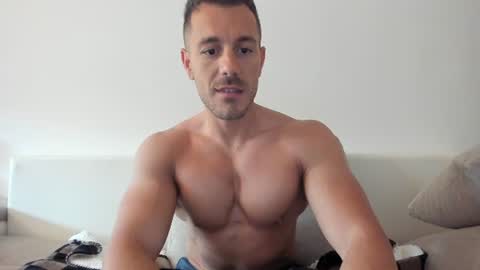 Snapshot of roberto4ever chatting on 06-25-26, 04:12 roberto4ever online show from 06-25-26, 04:12