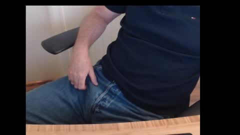 robidan6923 online show from 09-17-25, 12:51