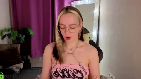 Snapshot of rockett_bunny chatting on 06-04-26, 01:11 Rockett online show from 06-04-26, 01:11