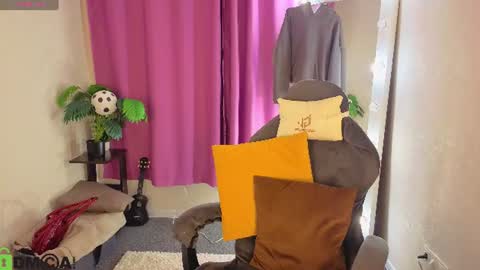 Snapshot of rockett_bunny chatting on 06-30-26, 01:06 Rockett online show from 06-30-26, 01:06