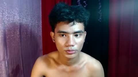 Snapshot of roianboyyy chatting on 05-15-26, 02:02 roianboyyy online show from 05-15-26, 02:02
