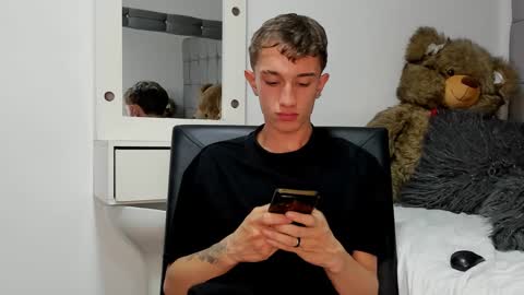 Snapshot of rolito18_ chatting on 12-29-24, 04:08 twink juli online show from 12-29-24, 04:08
