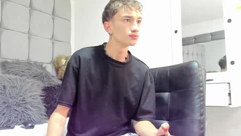 Snapshot of rolito18_ chatting on 12-31-24, 01:08 twink juli online show from 12-31-24, 01:08