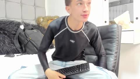 Snapshot of rolito18_ chatting on 01-02-25, 02:02 twink juli online show from 01-02-25, 02:02