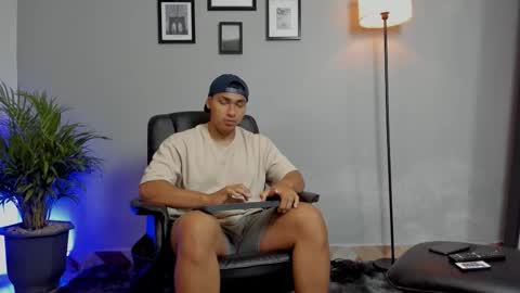 Snapshot of ronnie_canford chatting on 01-12-26, 04:56 RonnieCanford online show from 01-12-26, 04:56