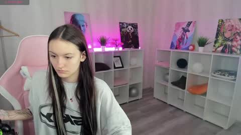 Snapshot of rosa_vaughn chatting on 05-17-26, 12:52 Viola online show from 05-17-26, 12:52