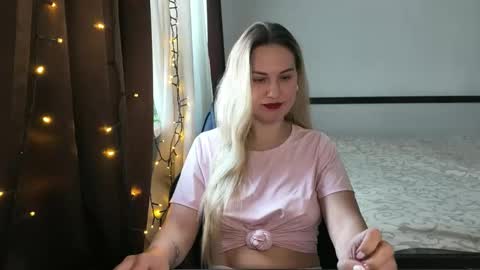Snapshot of rosaliiiiii chatting on 10-30-25, 01:01 Rosali online show from 10-30-25, 01:01