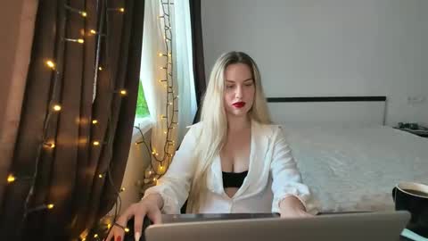 Snapshot of rosaliiiiii chatting on 11-02-25, 01:24 Rosali online show from 11-02-25, 01:24