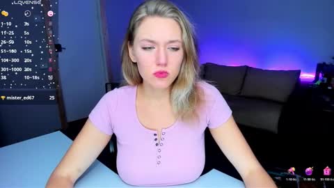 Snapshot of rose_brooks chatting on 10-20-25, 07:47 Rose but u can call me princess online show from 10-20-25, 07:47