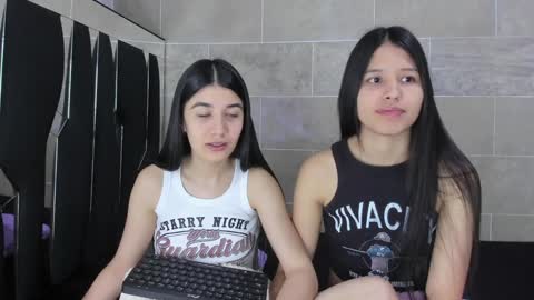 Snapshot of roseandmiah chatting on 12-30-24, 07:04 Rose y Miah online show from 12-30-24, 07:04