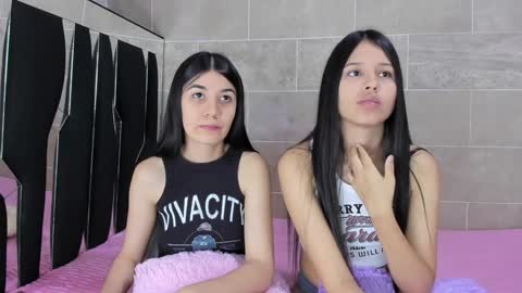 Snapshot of roseandmiah chatting on 01-19-25, 07:04 Rose y Miah online show from 01-19-25, 07:04