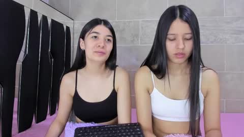 Snapshot of roseandmiah chatting on 03-02-25, 07:43 Rose y Miah online show from 03-02-25, 07:43