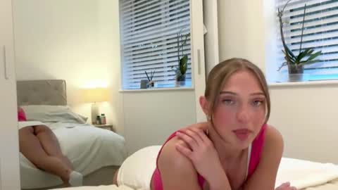 Snapshot of rosebella_ chatting on 10-17-25, 04:42 Bella online show from 10-17-25, 04:42