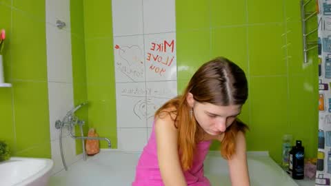 Snapshot of roseblanche2k chatting on 03-06-25, 10:47 Florin online show from 03-06-25, 10:47