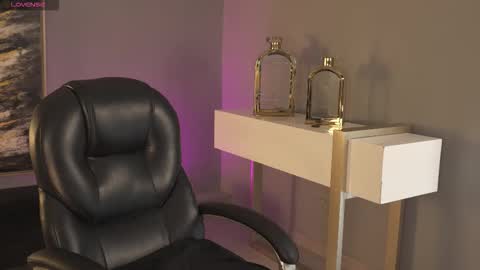 Snapshot of roseferrera chatting on 10-14-25, 08:53 Rose online show from 10-14-25, 08:53