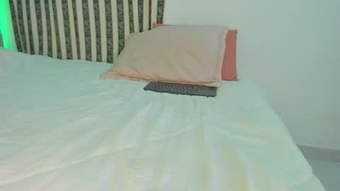 Snapshot of roselyn_caprice chatting on 05-21-26, 01:45 roselyn online show from 05-21-26, 01:45