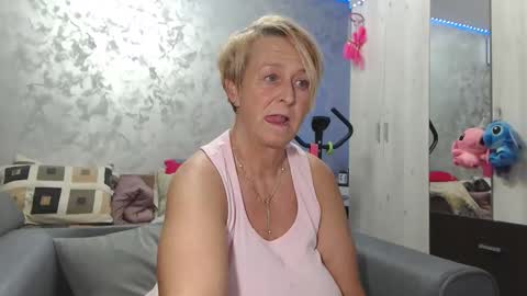 Snapshot of roses_and_lillies chatting on 05-15-26, 05:20 Lovepinklilly online show from 05-15-26, 05:20