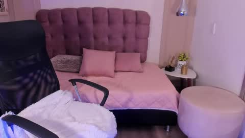 Snapshot of rosetaylorla chatting on 04-25-26, 02:25 Rose Taylor online show from 04-25-26, 02:25