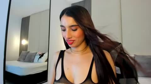 Snapshot of rosse_her chatting on 07-14-26, 06:02 R O S S E online show from 07-14-26, 06:02