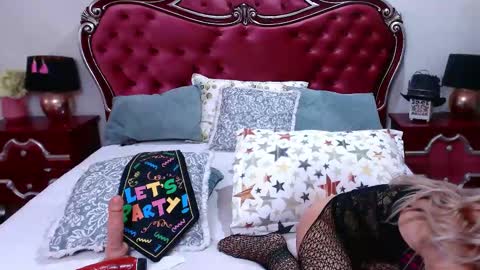 Snapshot of rossecougar_x chatting on 11-15-25, 06:11 Rosse Cougar online show from 11-15-25, 06:11