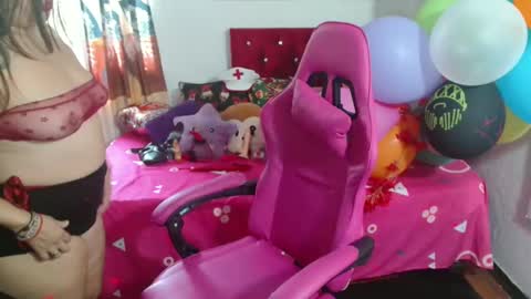 Snapshot of rous_kinky chatting on 11-15-25, 01:40 rous_kinky online show from 11-15-25, 01:40