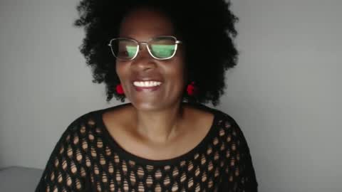 Snapshot of roushlove chatting on 01-17-25, 12:31 luxa online show from 01-17-25, 12:31