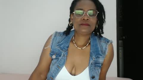 Snapshot of roushlove chatting on 10-14-25, 01:12 luxa online show from 10-14-25, 01:12