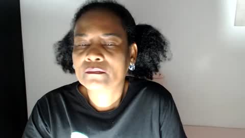 Snapshot of roushlove chatting on 06-17-26, 07:00 luxa online show from 06-17-26, 07:00