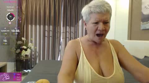 Snapshot of roxana_brooks chatting on 11-30-25, 01:42 Roxana online show from 11-30-25, 01:42