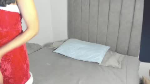 Snapshot of roxanedewalle chatting on 11-27-25, 11:34 Roxane online show from 11-27-25, 11:34