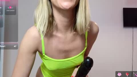 Snapshot of roxannequin chatting on 06-11-26, 04:27 roxanne online show from 06-11-26, 04:27