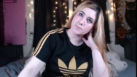 Snapshot of roxanneroulette chatting on 11-14-25, 02:21 Silver online show from 11-14-25, 02:21