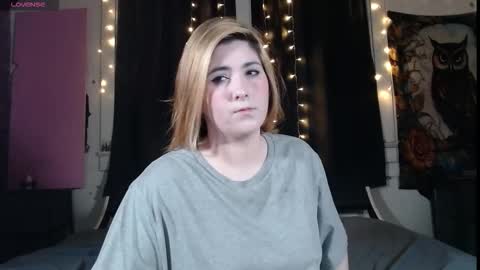 Snapshot of roxanneroulette chatting on 11-17-25, 04:18 Silver online show from 11-17-25, 04:18