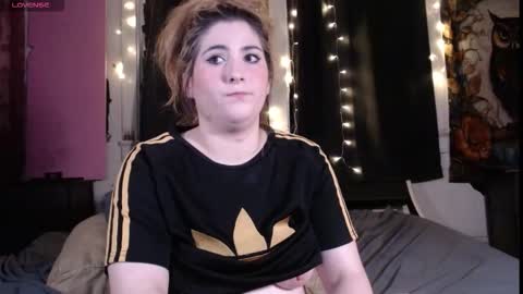 Snapshot of roxanneroulette chatting on 11-19-25, 02:22 Silver online show from 11-19-25, 02:22