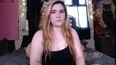 Snapshot of roxanneroulette chatting on 11-25-25, 05:46 Silver online show from 11-25-25, 05:46