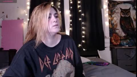 Snapshot of roxanneroulette chatting on 11-28-25, 02:14 Silver online show from 11-28-25, 02:14