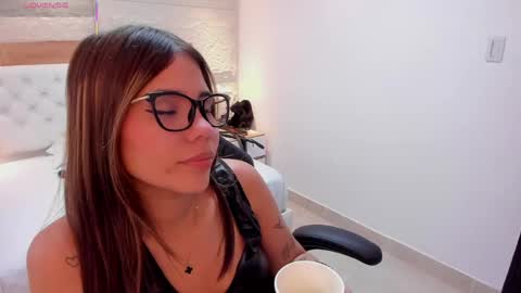 Snapshot of roxi_moon1 chatting on 05-14-26, 07:31 R O X Y online show from 05-14-26, 07:31