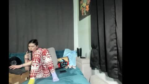 roxihazeleyes online show from 12-17-25, 06:30