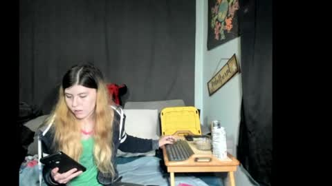 Snapshot of roxihazeleyes chatting on 05-13-26, 02:42 roxihazeleyes online show from 05-13-26, 02:42